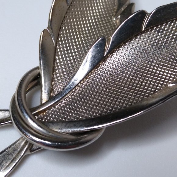 Vintage Metal Feather Brooch - Picture 5 of 16